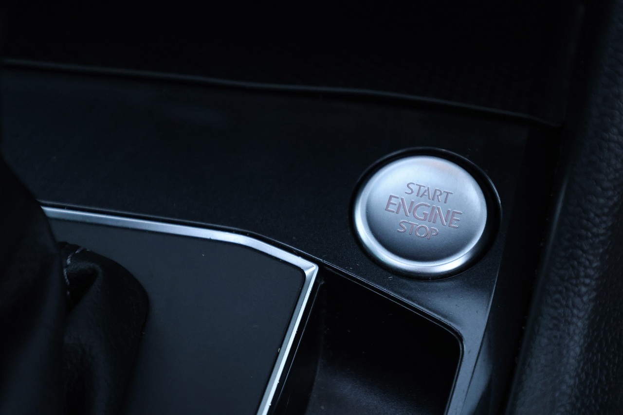 Volkswagen Tiguan R-Line 2 Former Keepers + Full Service History + Pano Roof + Full Leather - Large 42