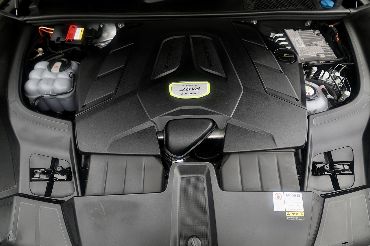 Porsche Cayenne Coupe eHybrid 2 Former Keepers + £12k Cost Options + Air Suspension - Large 23