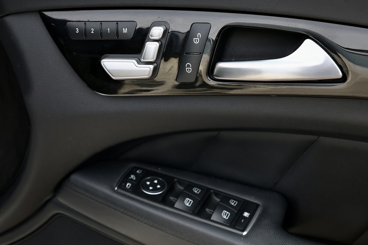 Mercedes-Benz CLS 350 CDI 2 Former Keepers + Glass Sunroof + Heated / Memory Seats - Large 19