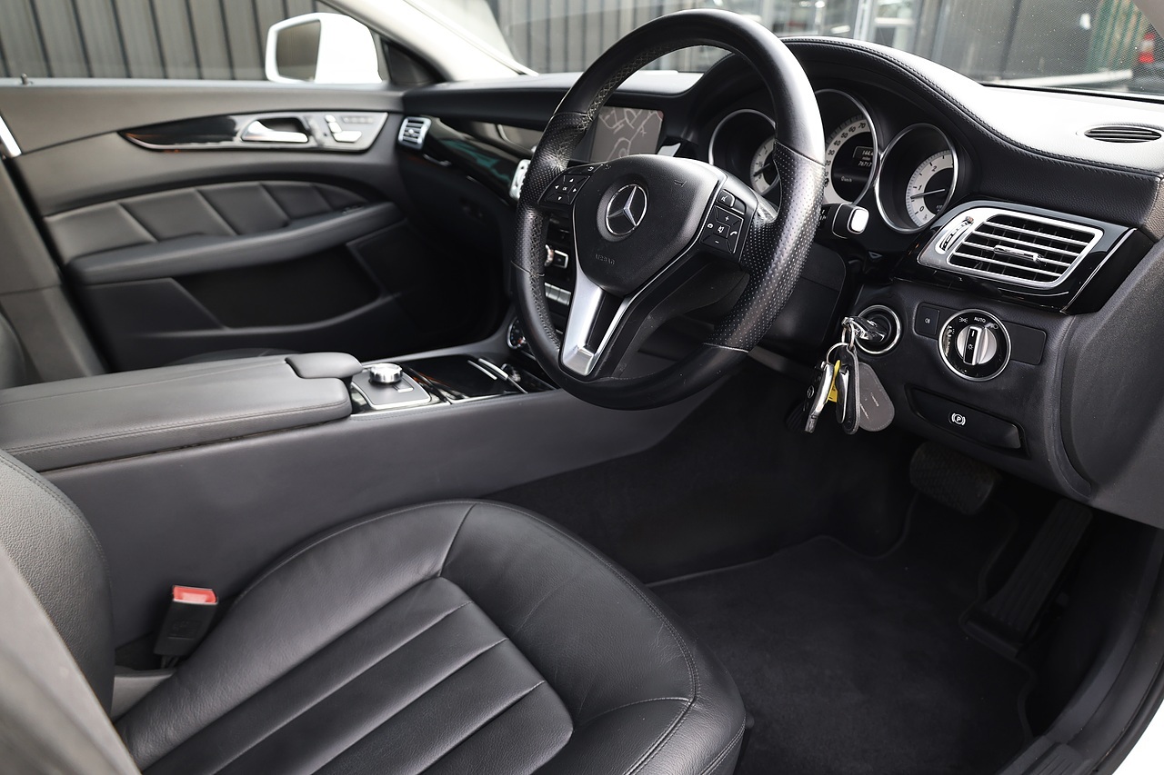 Mercedes-Benz CLS 350 CDI 2 Former Keepers + Glass Sunroof + Heated / Memory Seats - Large 6