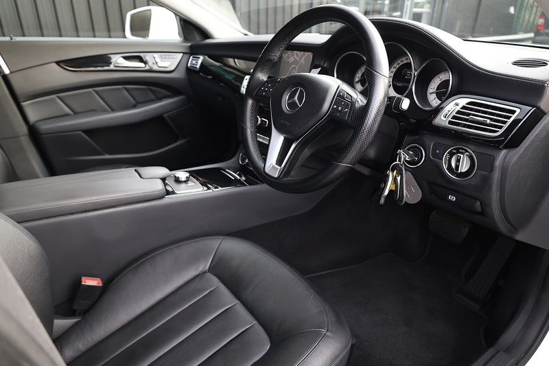 Mercedes-Benz CLS 350 CDI 2 Former Keepers + Glass Sunroof + Heated / Memory Seats Image 6