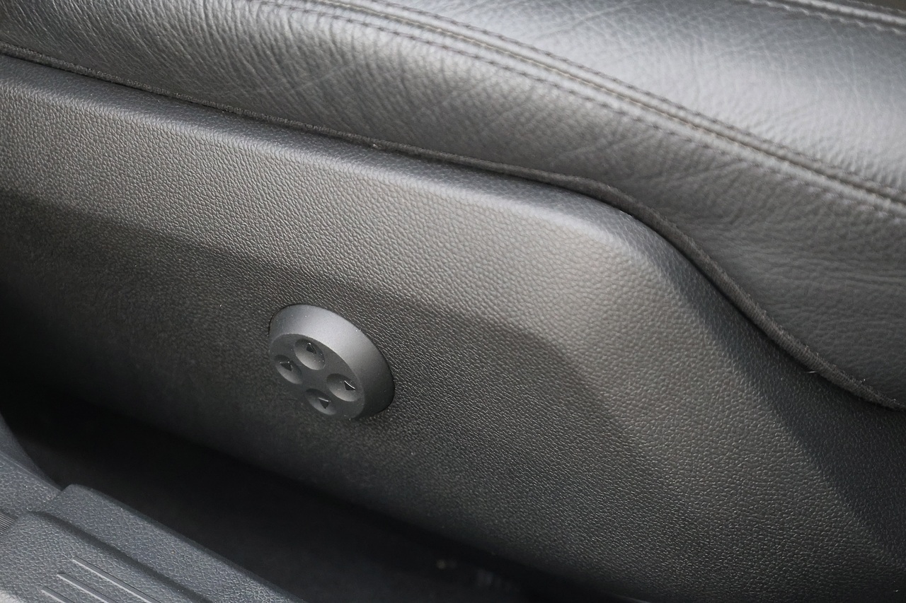 Mercedes-Benz CLS 350 CDI 2 Former Keepers + Glass Sunroof + Heated / Memory Seats - Large 21