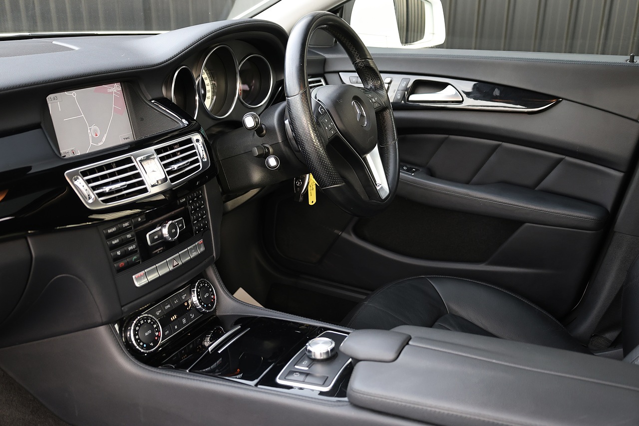 Mercedes-Benz CLS 350 CDI 2 Former Keepers + Glass Sunroof + Heated / Memory Seats - Large 8