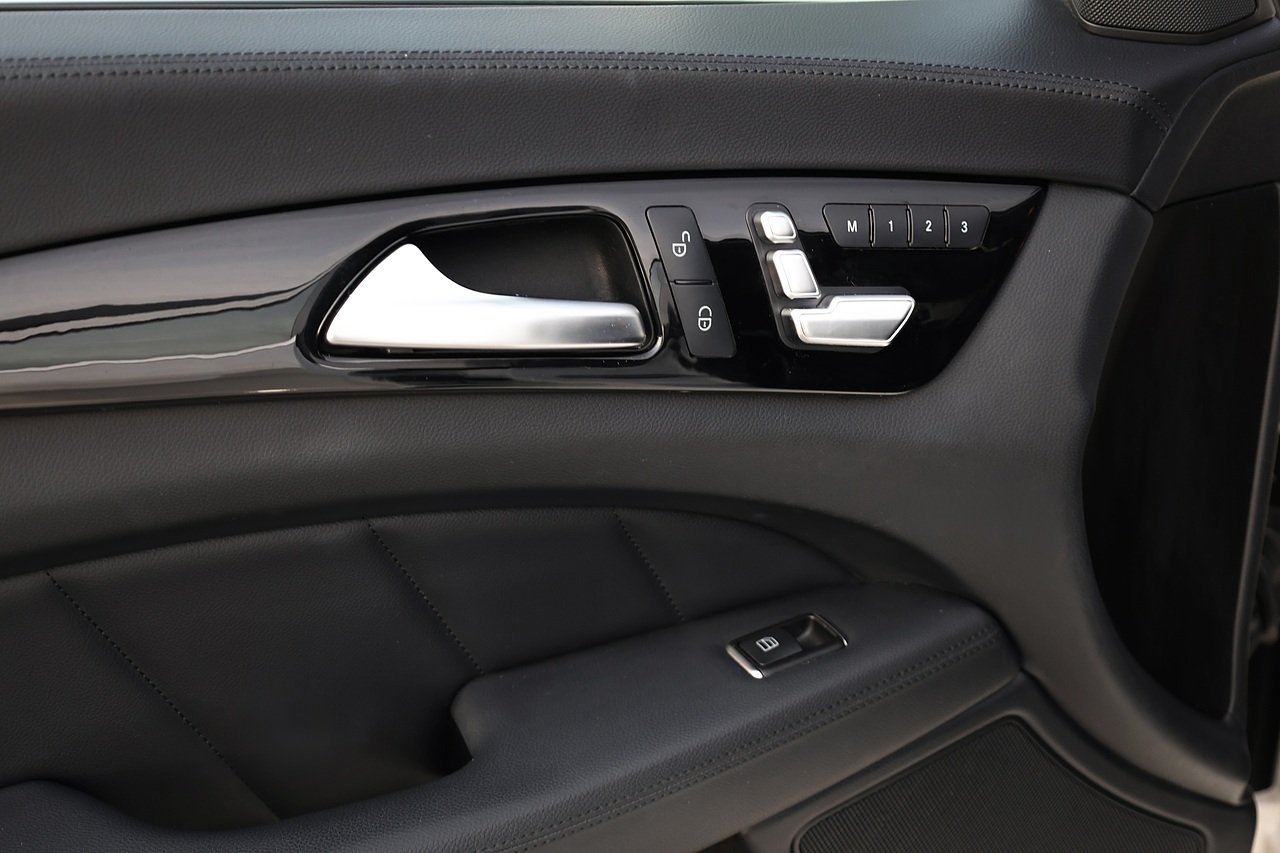 Mercedes-Benz CLS 350 CDI 2 Former Keepers + Glass Sunroof + Heated / Memory Seats - Large 36