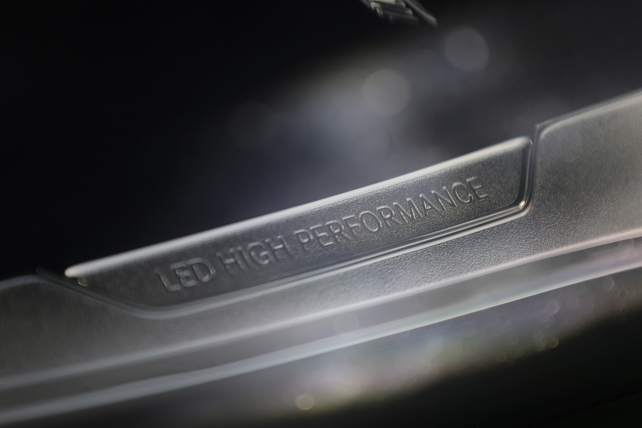 Mercedes-Benz GLA 200d Sport Prem+ 2 Former Keepers + FSH + Panoramic Roof + Heated / Memory Seats - Large 7