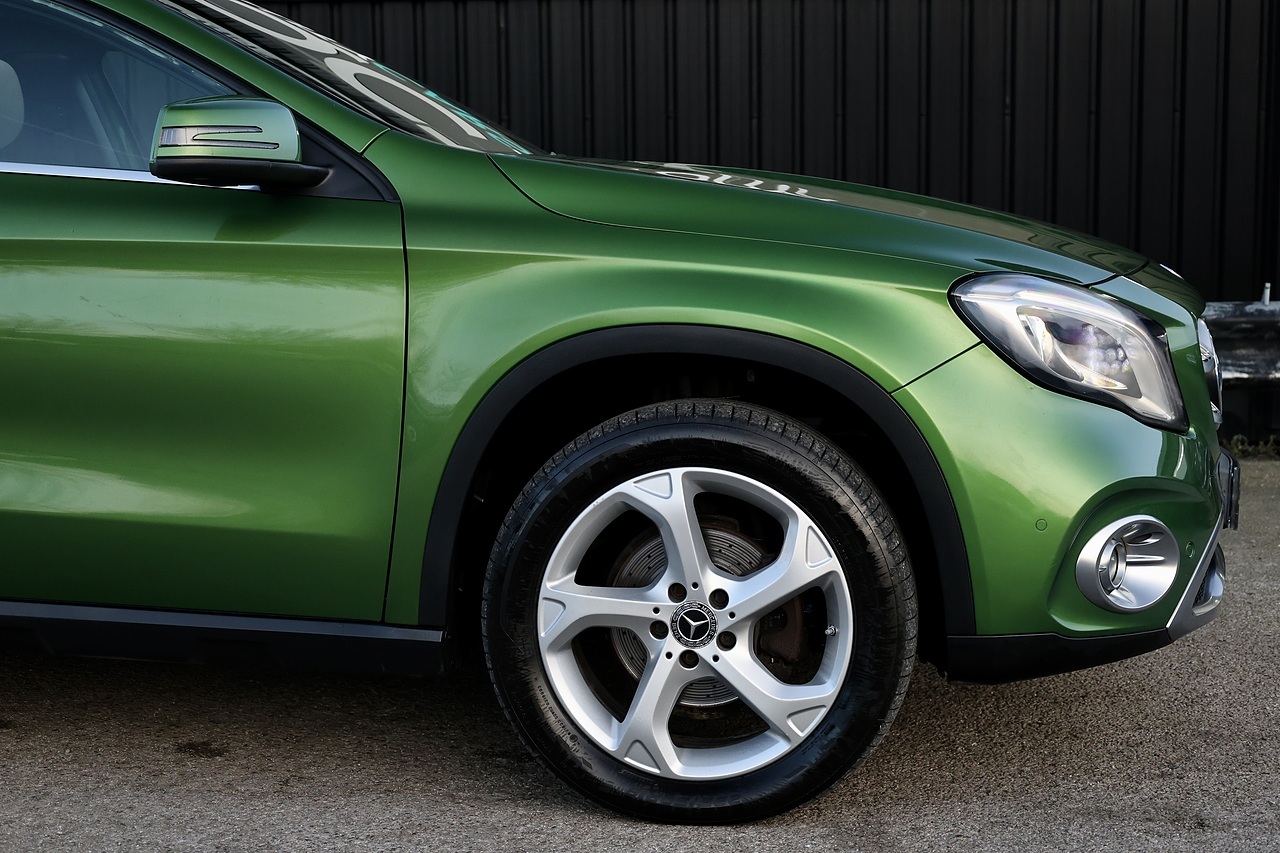 Mercedes-Benz GLA 200d Sport Prem+ 2 Former Keepers + FSH + Panoramic Roof + Heated / Memory Seats - Large 17