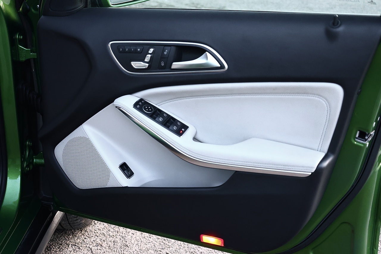 Mercedes-Benz GLA 200d Sport Prem+ 2 Former Keepers + FSH + Panoramic Roof + Heated / Memory Seats - Large 19