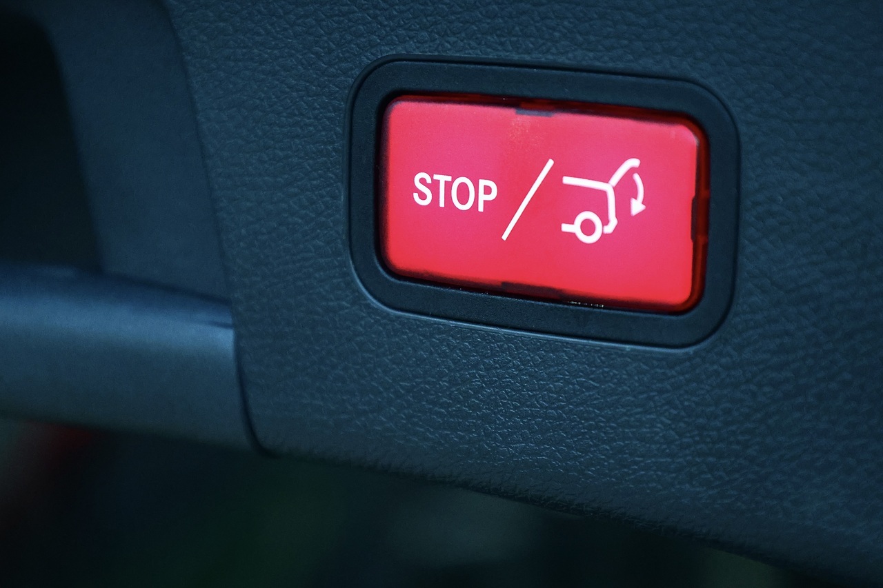 Mercedes-Benz GLA 200d Sport Prem+ 2 Former Keepers + FSH + Panoramic Roof + Heated / Memory Seats - Large 14