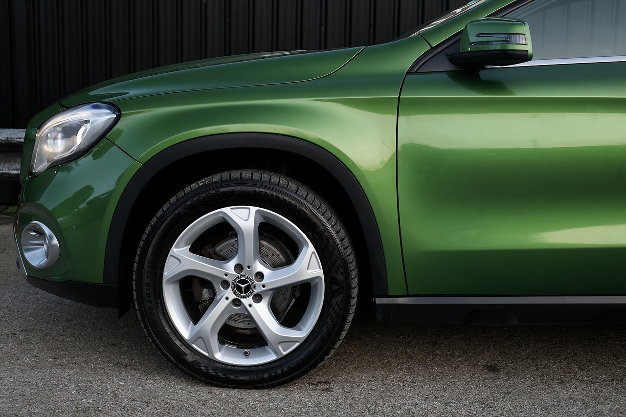 Mercedes-Benz GLA 200d Sport Prem+ 2 Former Keepers + FSH + Panoramic Roof + Heated / Memory Seats - Large 23