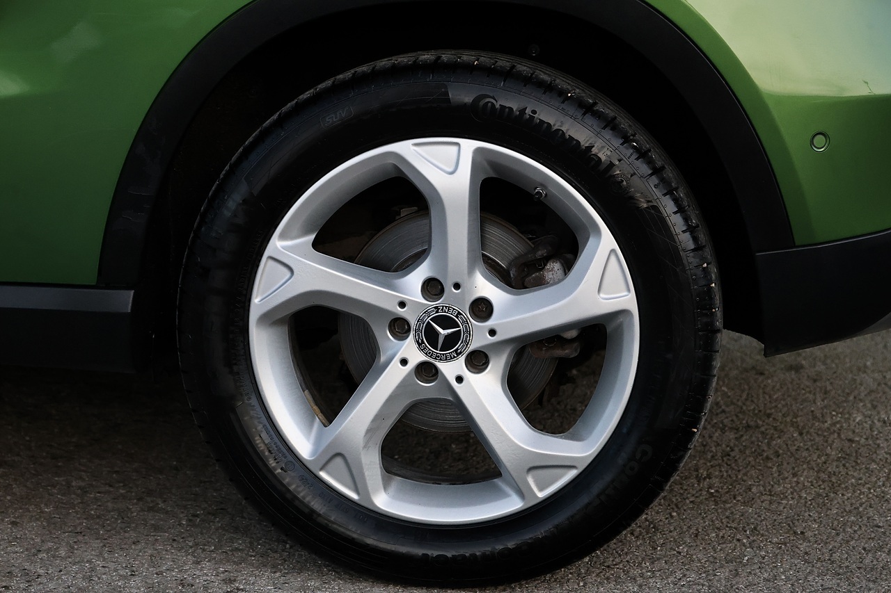 Mercedes-Benz GLA 200d Sport Prem+ 2 Former Keepers + FSH + Panoramic Roof + Heated / Memory Seats - Large 26