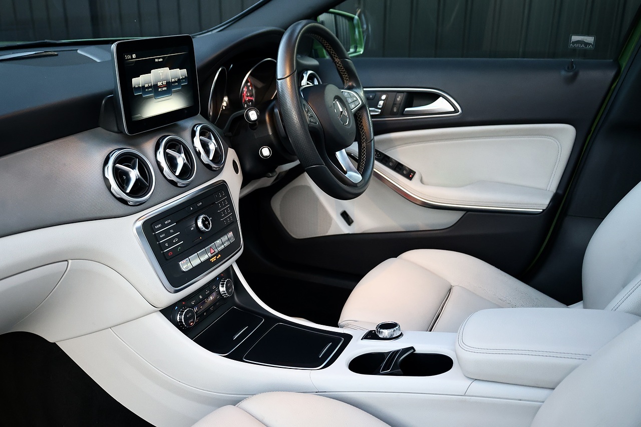 Mercedes-Benz GLA 200d Sport Prem+ 2 Former Keepers + FSH + Panoramic Roof + Heated / Memory Seats - Large 9