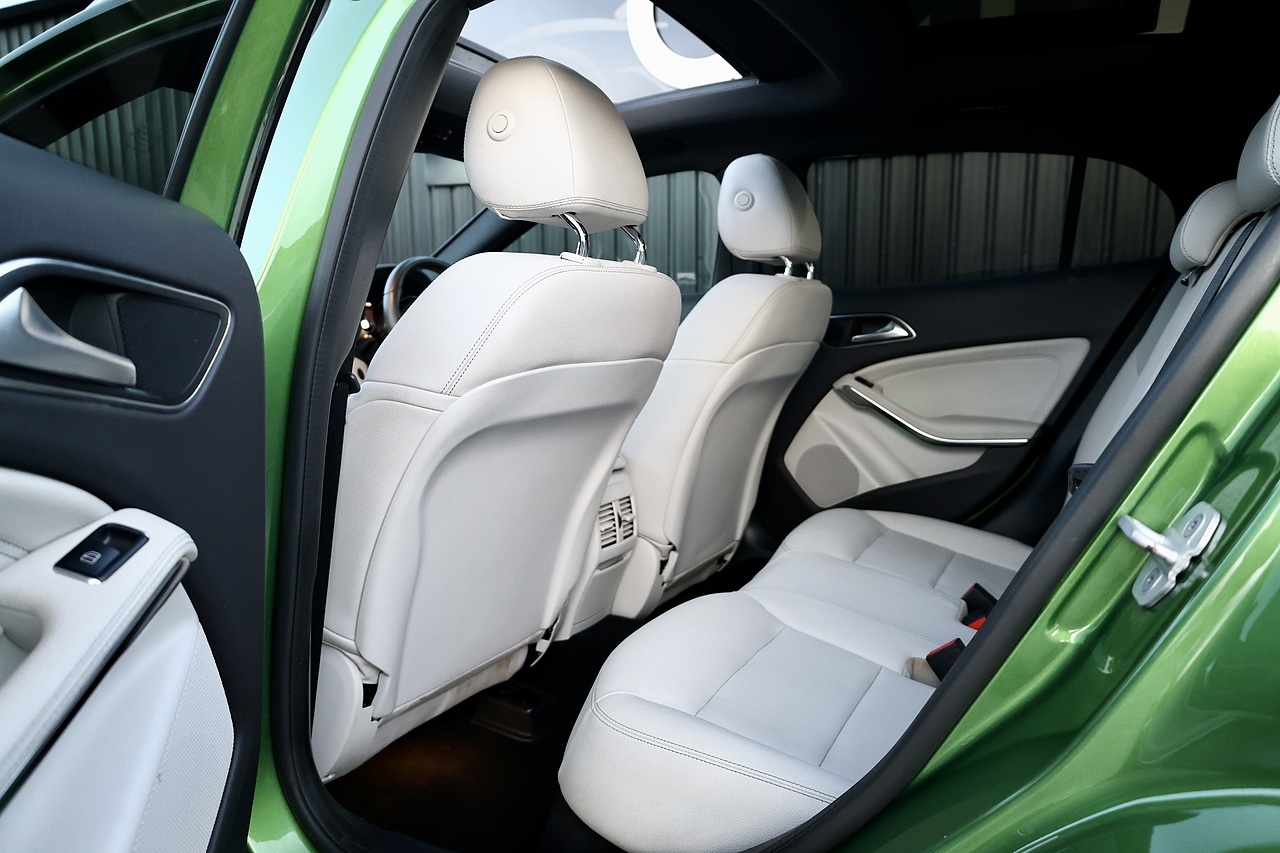 Mercedes-Benz GLA 200d Sport Prem+ 2 Former Keepers + FSH + Panoramic Roof + Heated / Memory Seats - Large 33