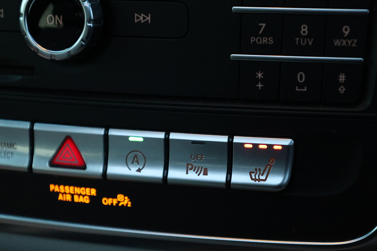 Mercedes-Benz GLA 200d Sport Prem+ 2 Former Keepers + FSH + Panoramic Roof + Heated / Memory Seats - Large 36