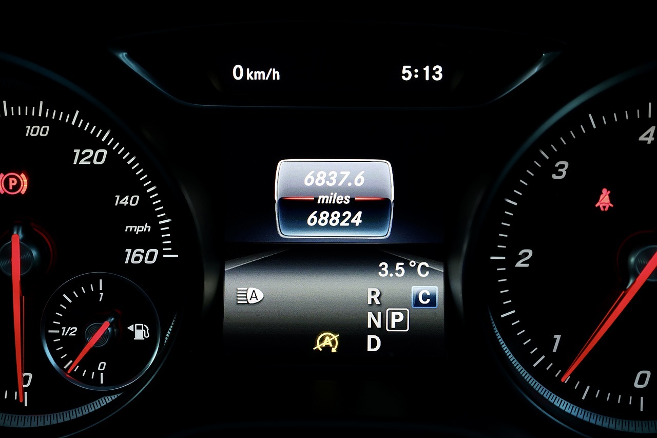 Mercedes-Benz GLA 200d Sport Prem+ 2 Former Keepers + FSH + Panoramic Roof + Heated / Memory Seats - Large 39