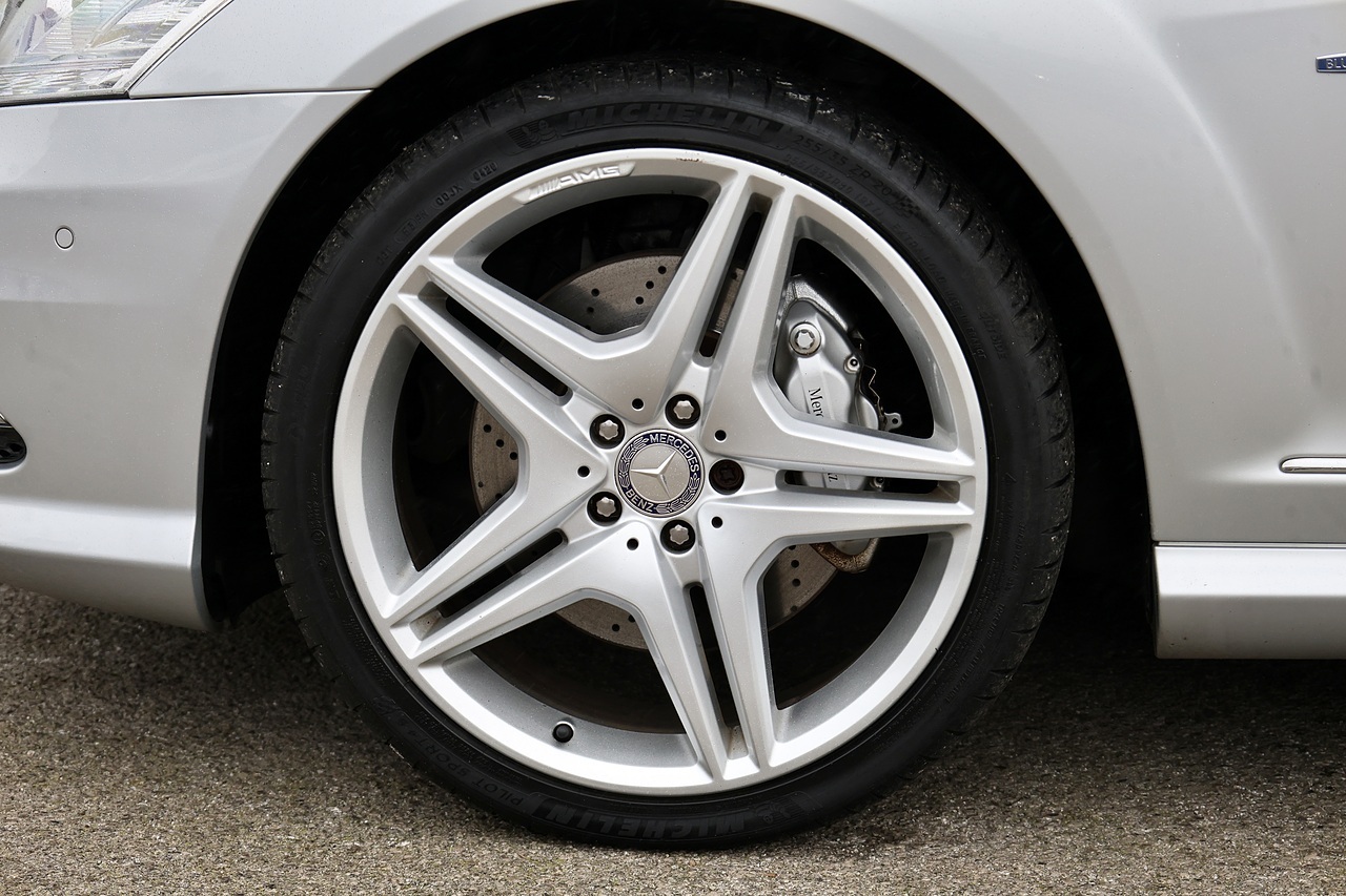 Mercedes-Benz S350 CDI AMG Sports Pack + Sunroof + Full Main Dealer History - Large 18