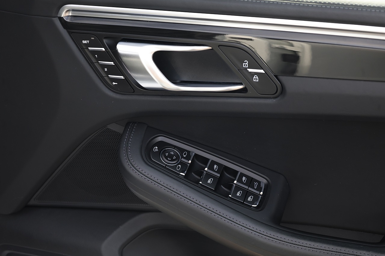 Porsche Macan S 1 Owner + Full Porsche Main Dealer + £11k in cost options - Large 18