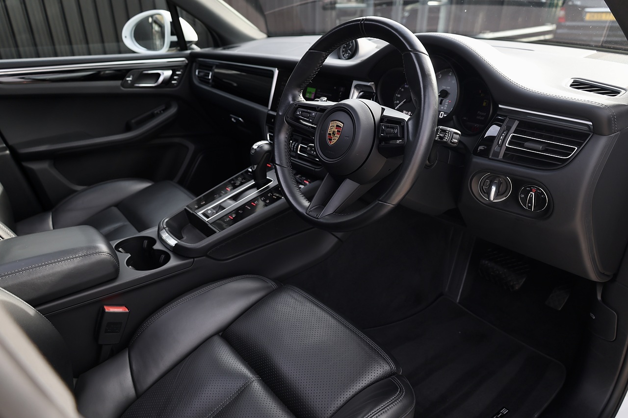 Porsche Macan S 1 Owner + Full Porsche Main Dealer + £11k in cost options - Large 6