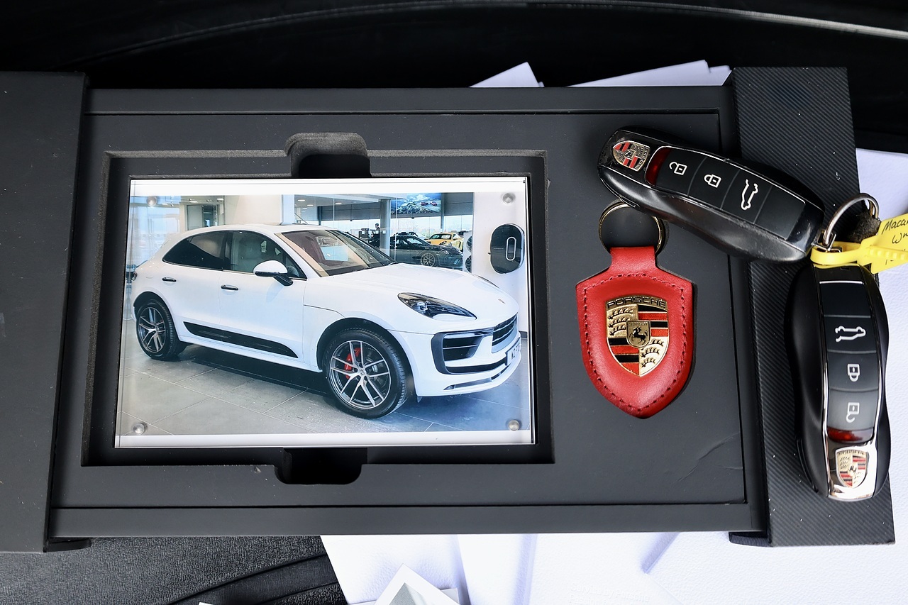 Porsche Macan S 1 Owner + Full Porsche Main Dealer + £11k in cost options - Large 34