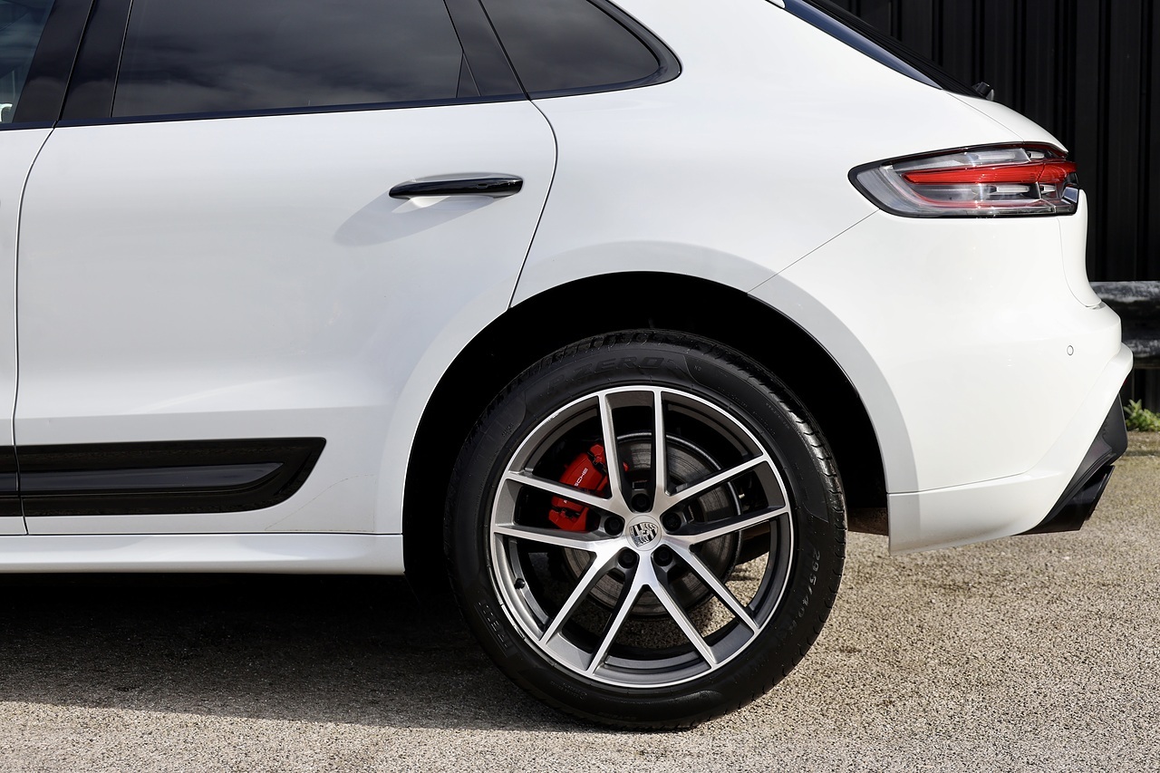 Porsche Macan S 1 Owner + Full Porsche Main Dealer + £11k in cost options - Large 38