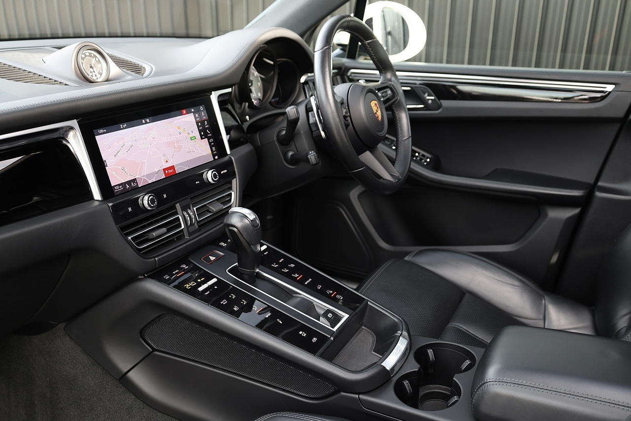 Porsche Macan S 1 Owner + Full Porsche Main Dealer + £11k in cost options - Large 2