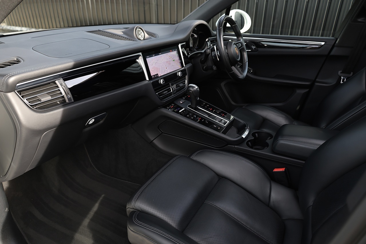 Porsche Macan S 1 Owner + Full Porsche Main Dealer + £11k in cost options - Large 1