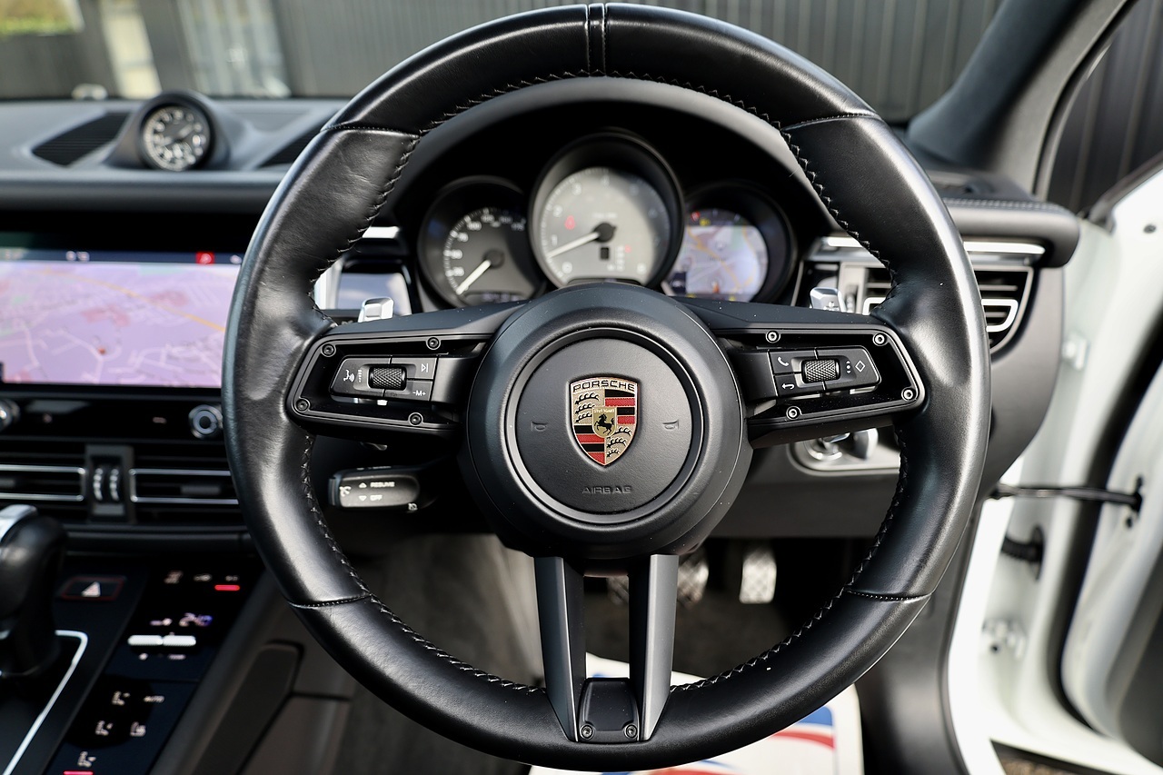 Porsche Macan S 1 Owner + Full Porsche Main Dealer + £11k in cost options - Large 47