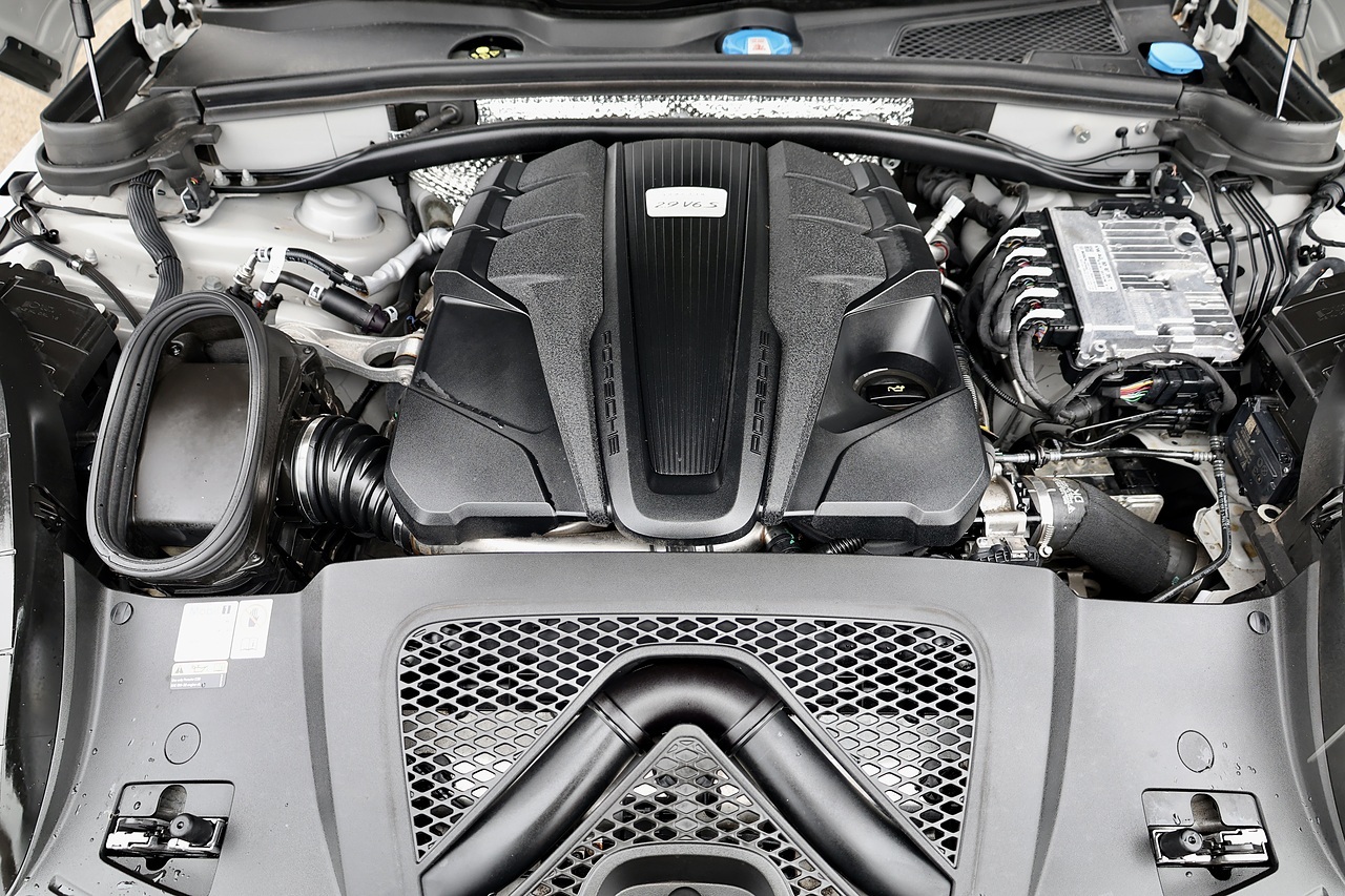 Porsche Macan S 1 Lady Owner + Full Porsche History + Porsche Warranty - Large 21