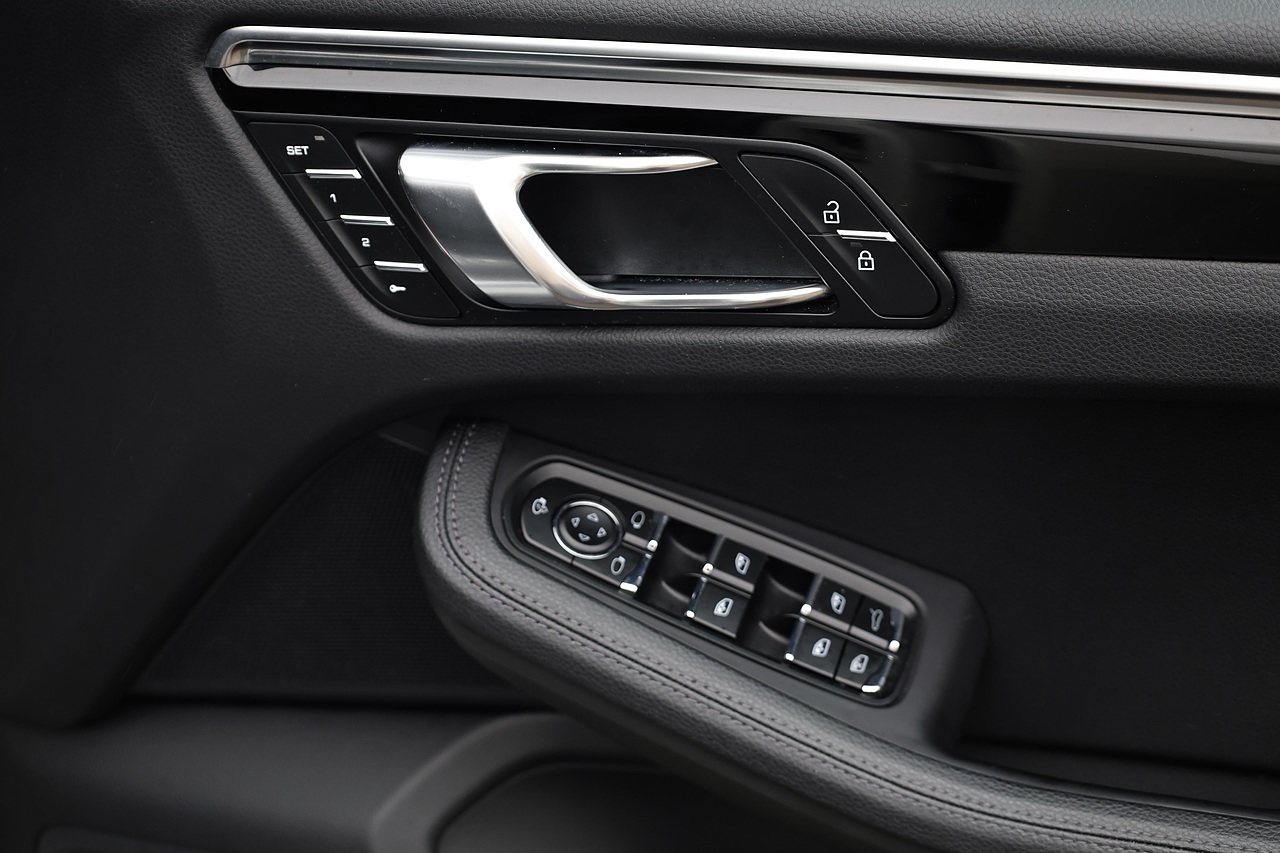 Porsche Macan S 1 Lady Owner + Full Porsche History + Porsche Warranty - Large 28