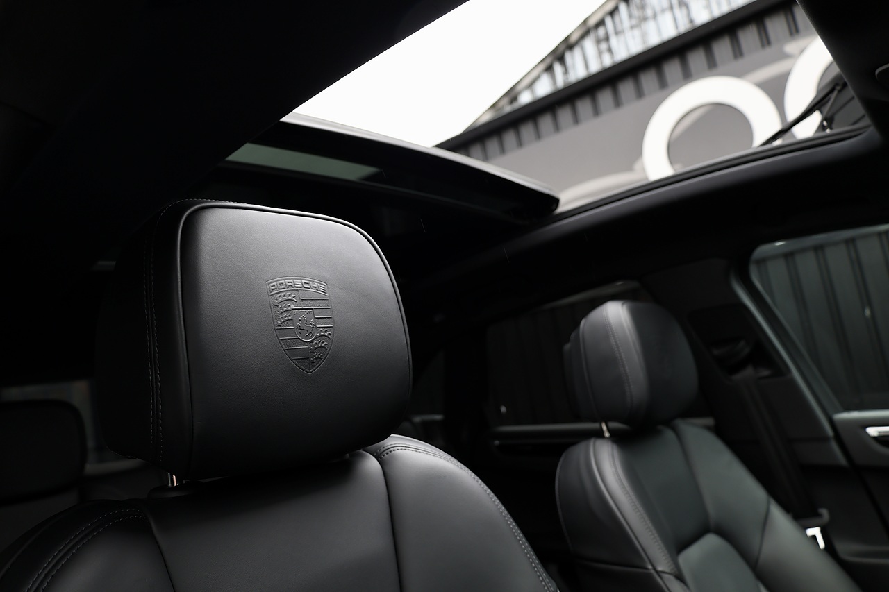 Porsche Macan S 1 Lady Owner + Full Porsche History + Porsche Warranty - Large 7