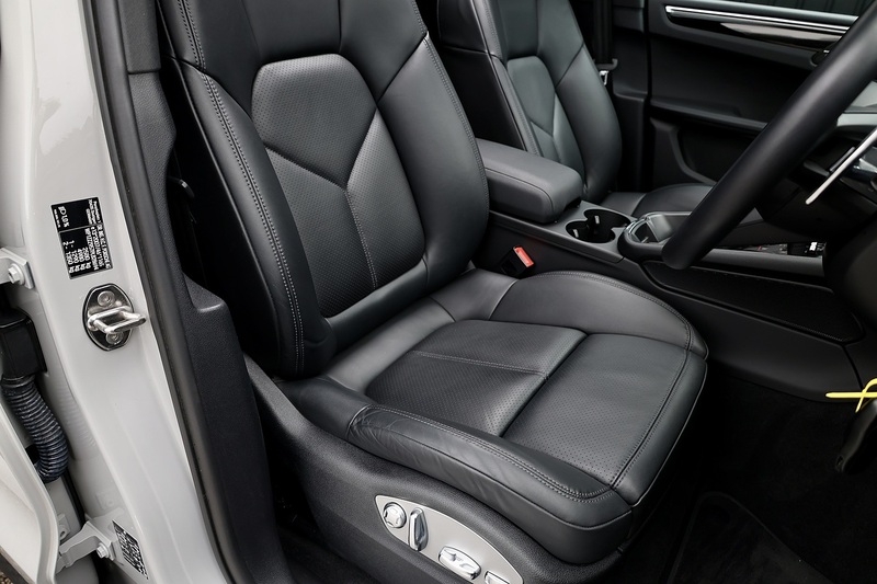 Porsche Macan S 1 Lady Owner + Full Porsche History + Porsche Warranty Image 9