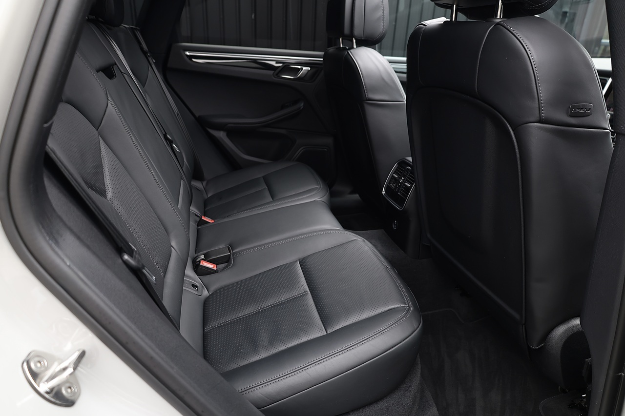 Porsche Macan S 1 Lady Owner + Full Porsche History + Porsche Warranty - Large 29