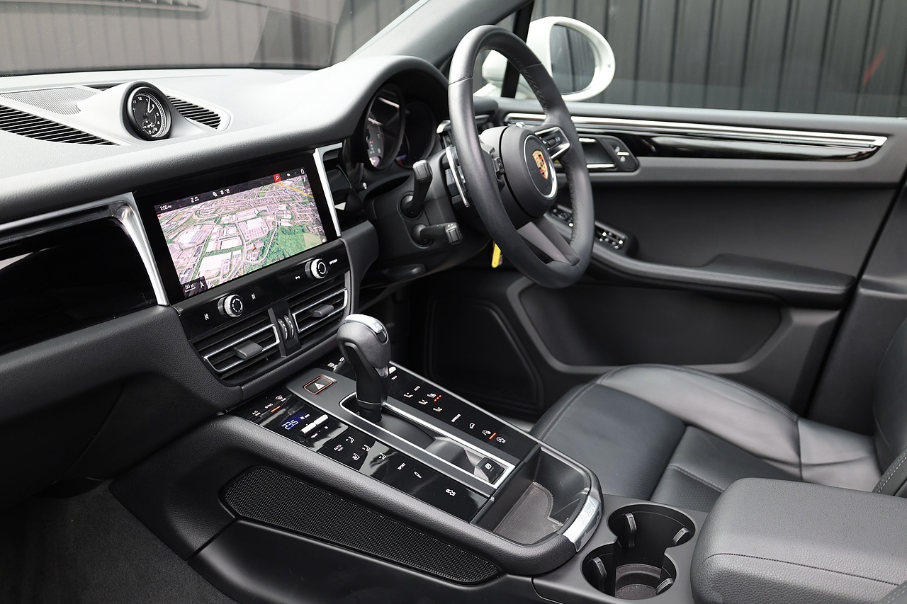 Porsche Macan S 1 Lady Owner + Full Porsche History + Porsche Warranty - Large 8