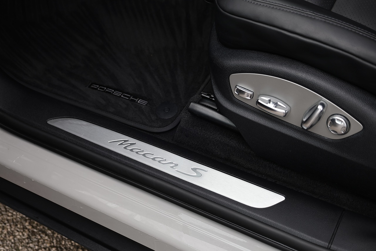 Porsche Macan S 1 Lady Owner + Full Porsche History + Porsche Warranty - Large 35