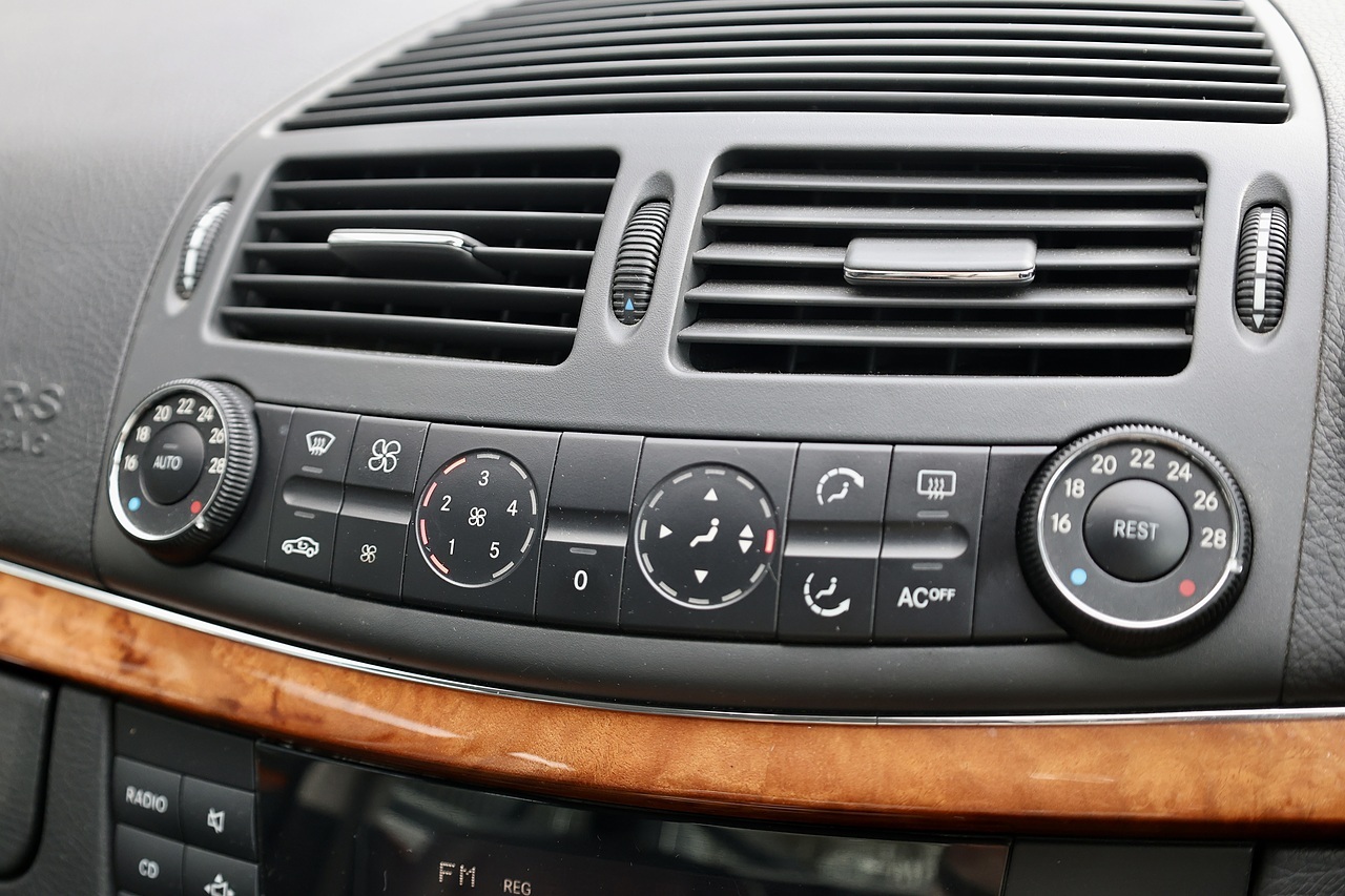 Mercedes-Benz E240 Elegance Previously Supplied by Ourselves + 15 Services - Large 16