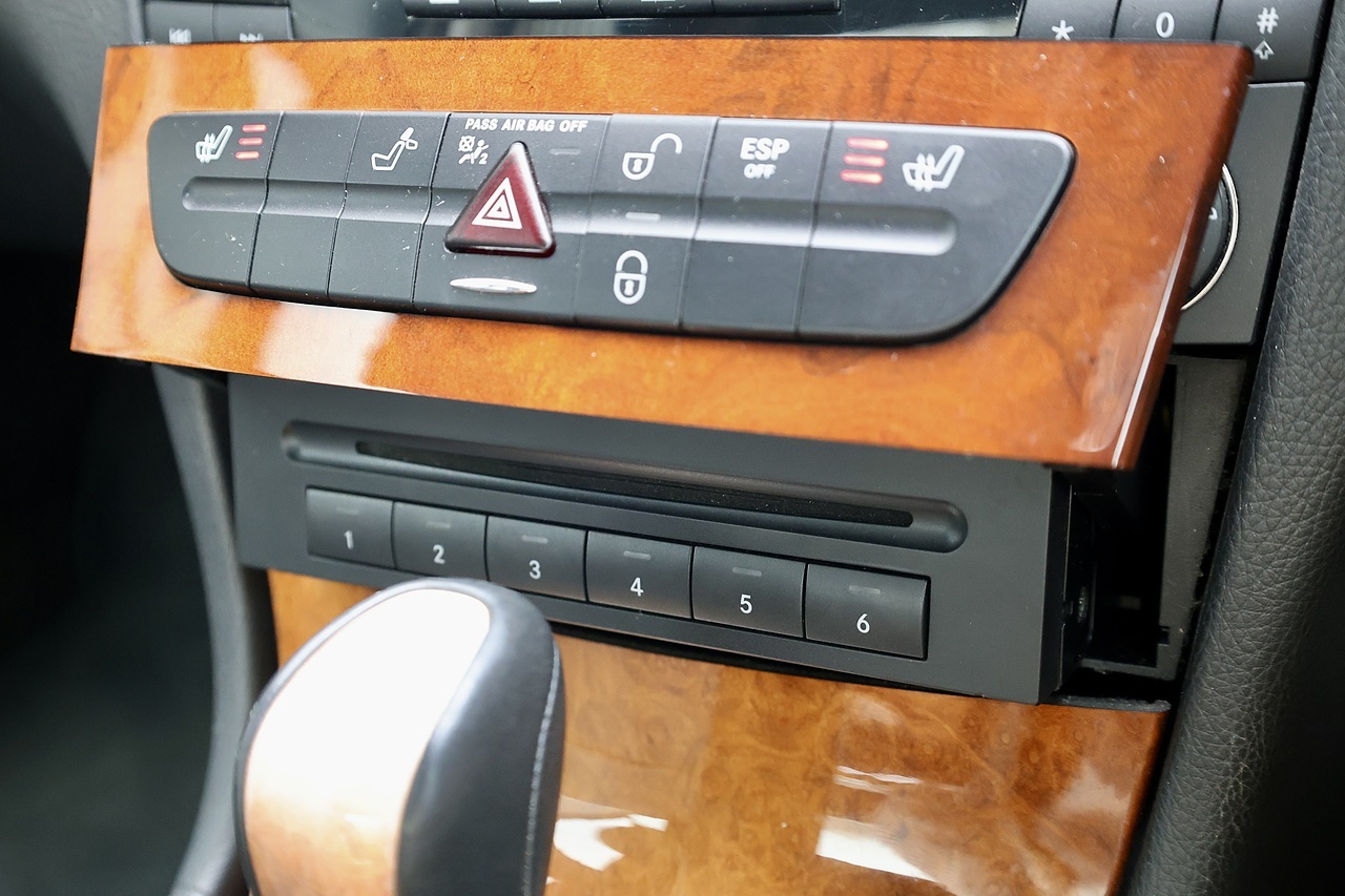 Mercedes-Benz E240 Elegance Previously Supplied by Ourselves + 15 Services - Large 19