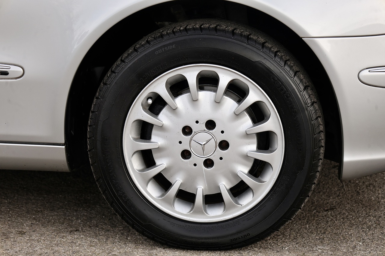 Mercedes-Benz E240 Elegance Previously Supplied by Ourselves + 15 Services - Large 37