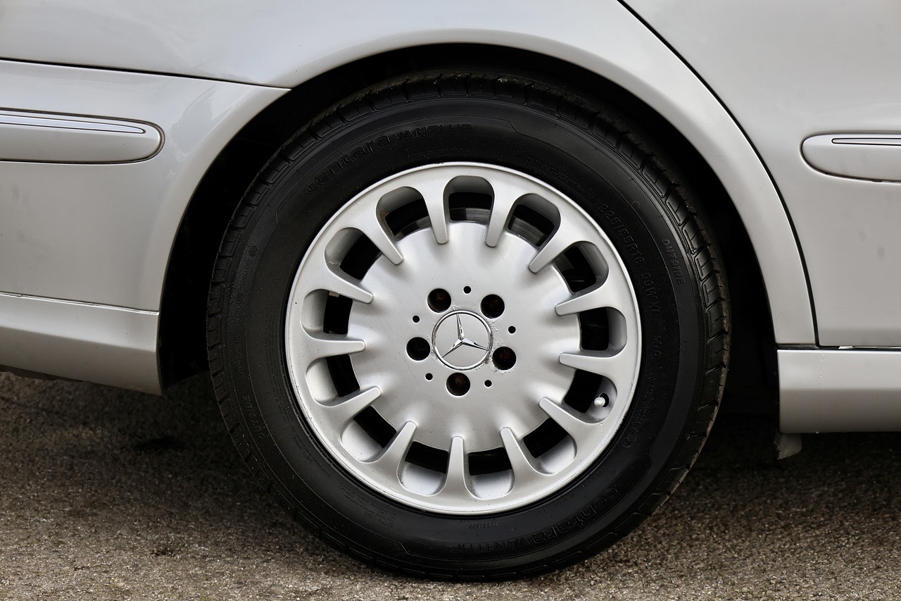 Mercedes-Benz E240 Elegance Previously Supplied by Ourselves + 15 Services - Large 38