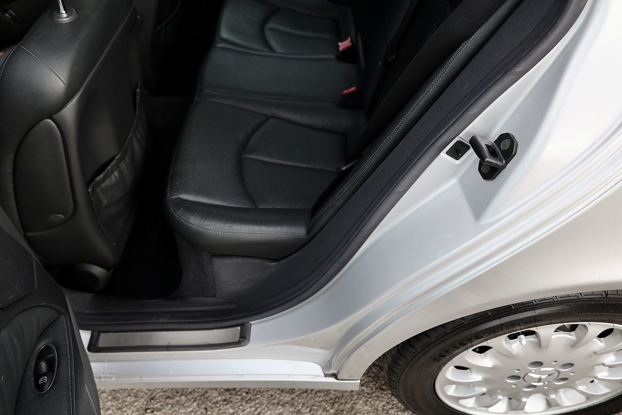 Mercedes-Benz E240 Elegance Previously Supplied by Ourselves + 15 Services - Large 40