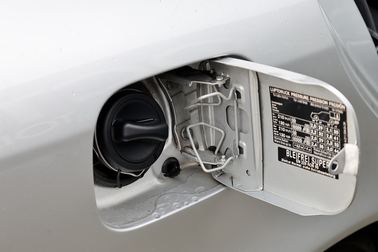 Mercedes-Benz E240 Elegance Previously Supplied by Ourselves + 15 Services - Large 41