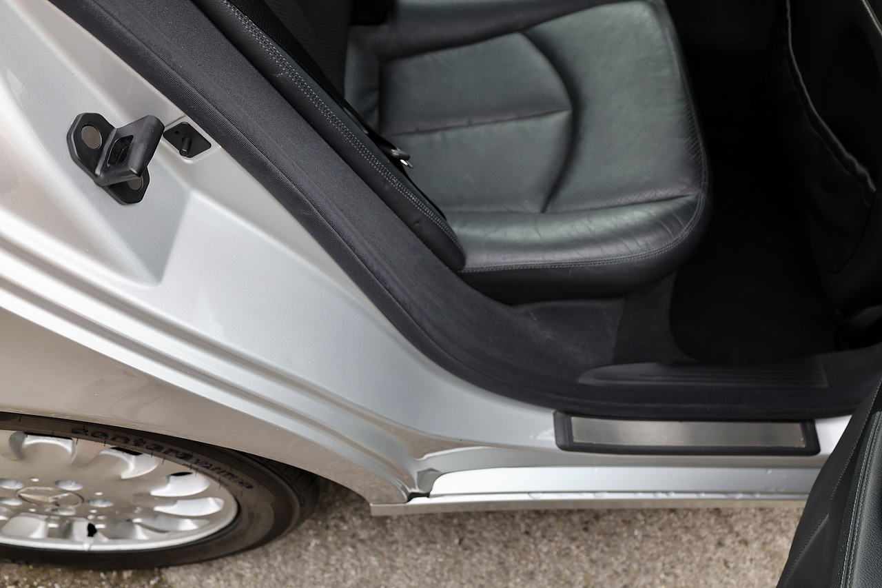 Mercedes-Benz E240 Elegance Previously Supplied by Ourselves + 15 Services - Large 42