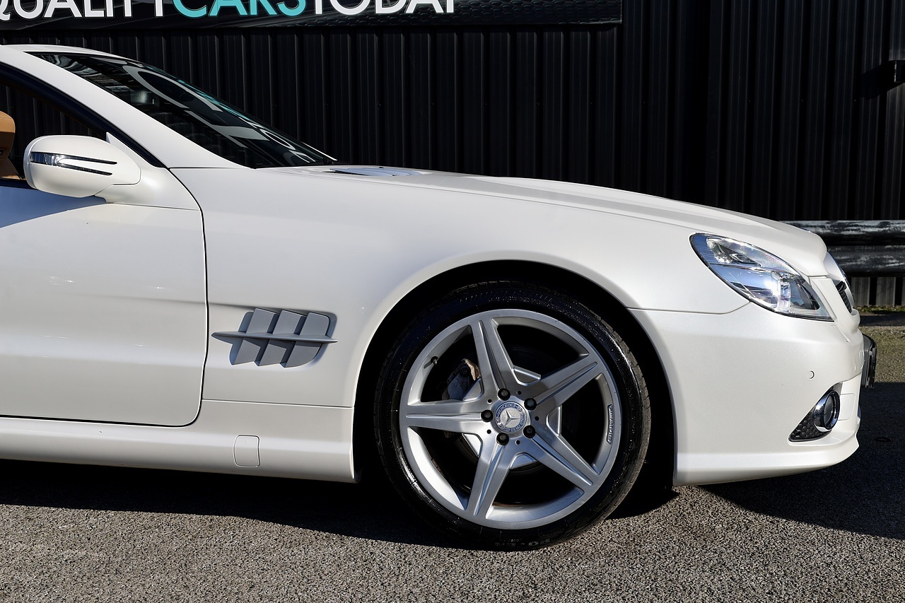 Mercedes-Benz SL 350 AMG Sport Pack AMG Sports Pack + Pano Roof + Air Scarf - Large 17