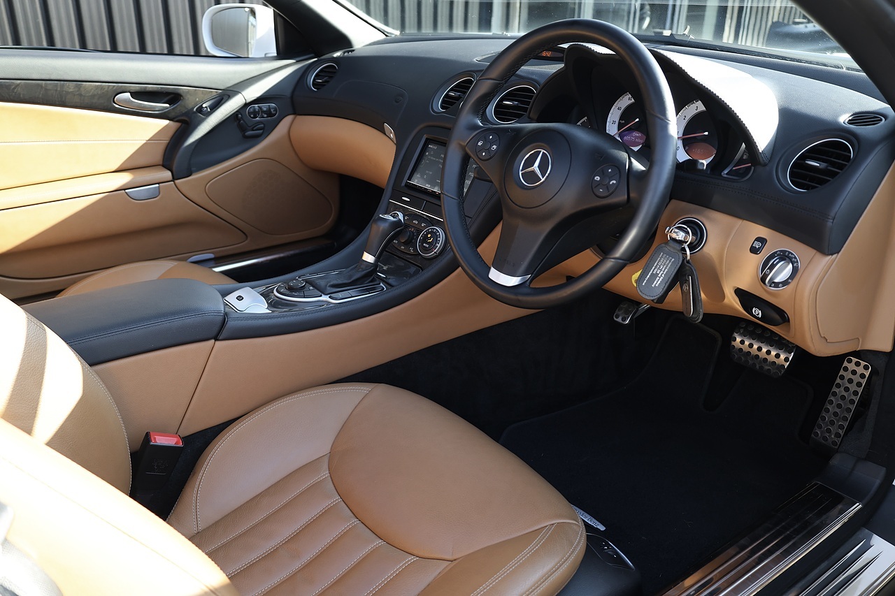 Mercedes-Benz SL 350 AMG Sport Pack AMG Sports Pack + Pano Roof + Air Scarf - Large 25