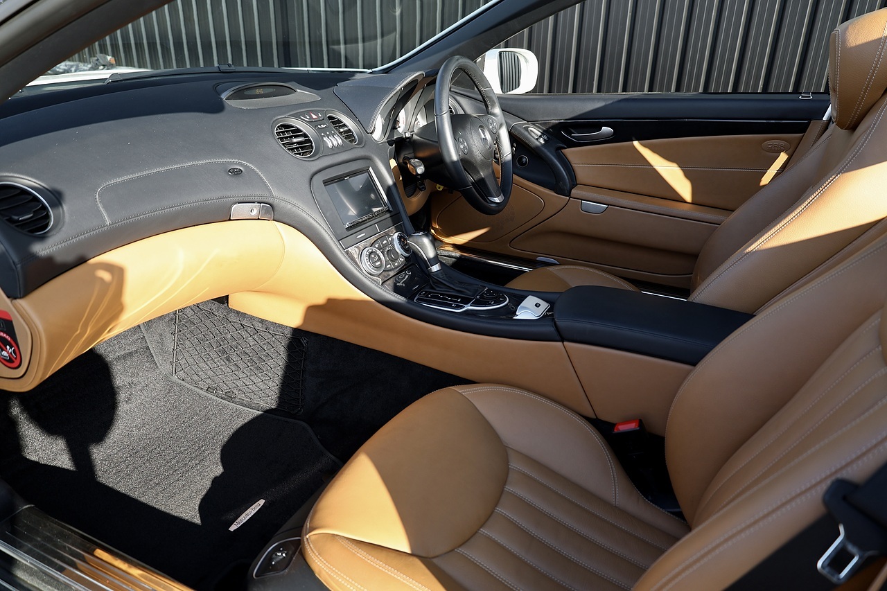 Mercedes-Benz SL 350 AMG Sport Pack AMG Sports Pack + Pano Roof + Air Scarf - Large 2