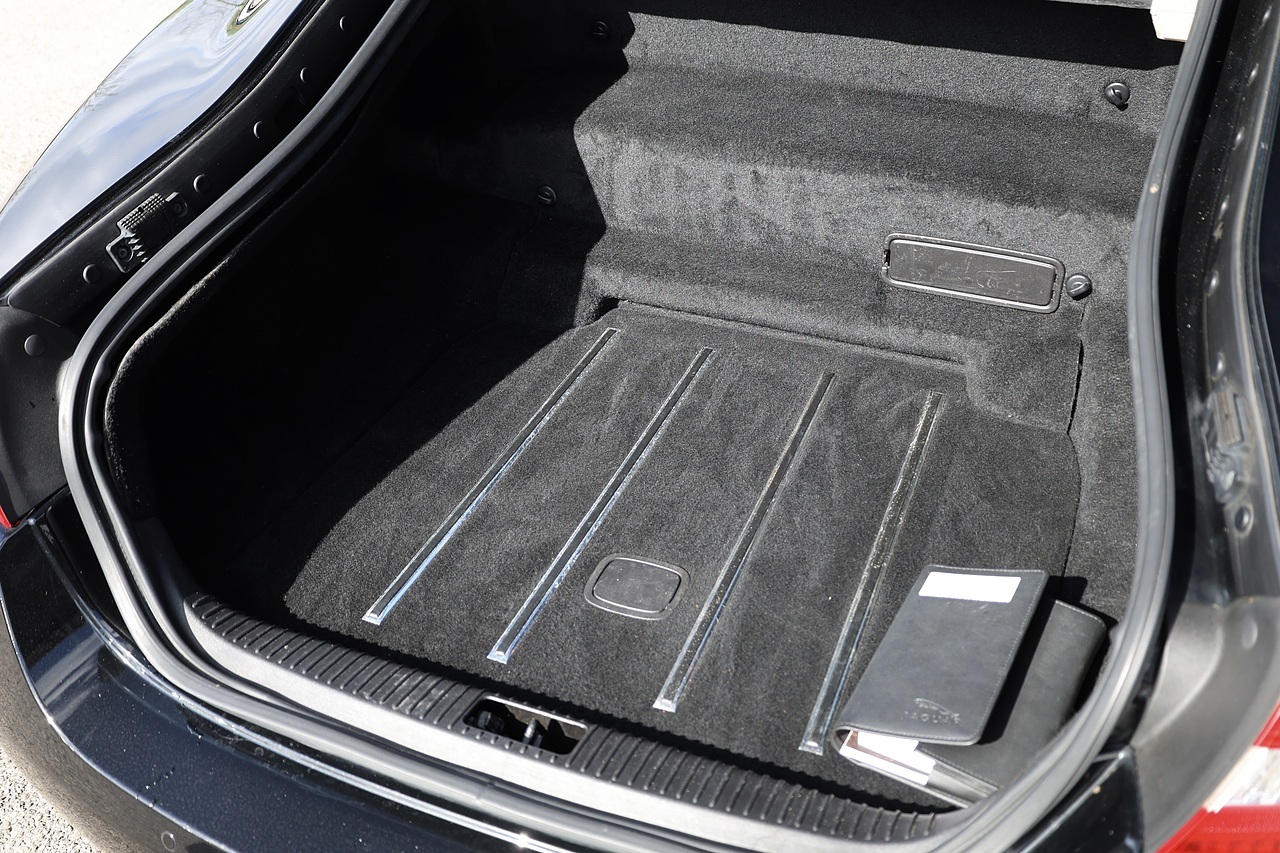 Jaguar XKR Ultimate Black + Ivory Soft Grain + High Spec - Large 24