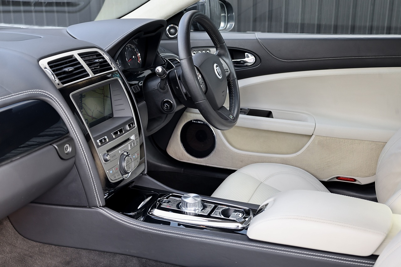 Jaguar XKR Ultimate Black + Ivory Soft Grain + High Spec - Large 5