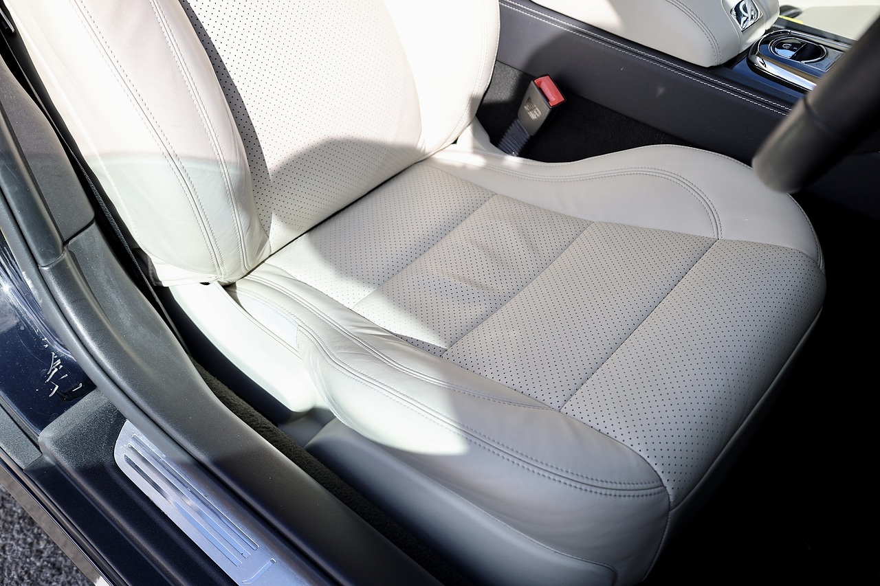 Jaguar XKR Ultimate Black + Ivory Soft Grain + High Spec - Large 23