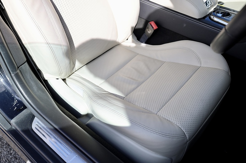 Jaguar XKR Ultimate Black + Ivory Soft Grain + High Spec Image 23