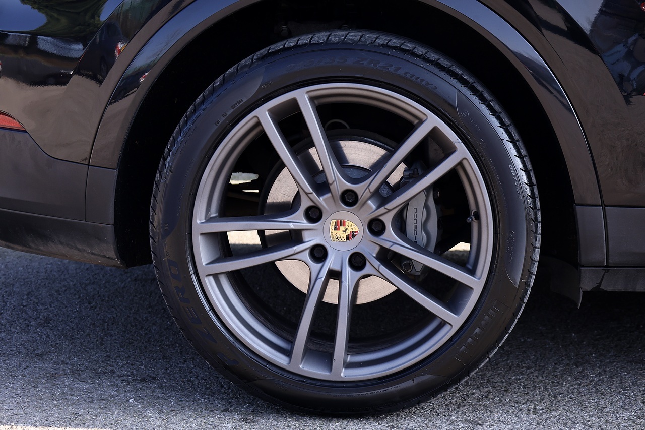 Porsche Cayenne S Pano Roof + 14 Way Comfort Heated Seats + PASM + BOSE - Large 26