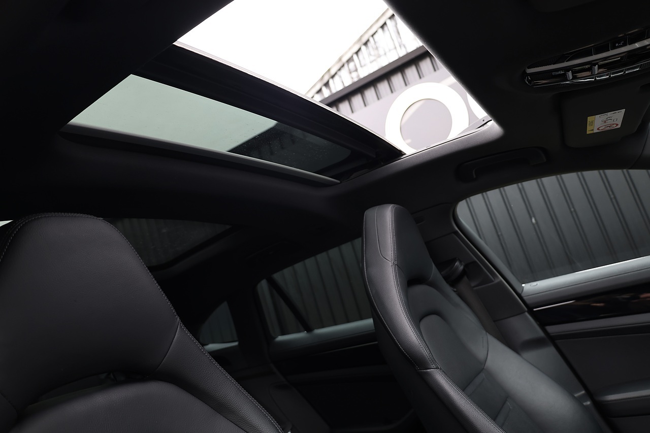 Porsche Panamera 4 Sport Turismo 2 Former Keepers + Full Service History + £81k List Price - Large 7