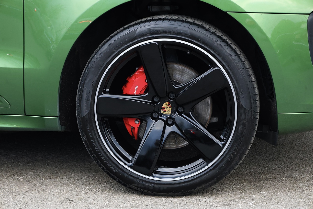 Porsche Macan GTS 1 Owner + SportDesign Pack + Pano Roof + PASM + Sport Chrono - Large 37